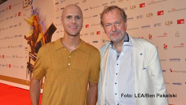 Der belgische Popstar Milow trat am 22. Juni zum Abschluss der LEA-Gala in Frankfurt auf. Prof. Jens Michow, BDKV-Präsident und Executive Producer der Award-Show, wurde vom Organisations-Team mit einem Ehren-LEA überrascht. (Foto: LEA/Ben Pakalski)