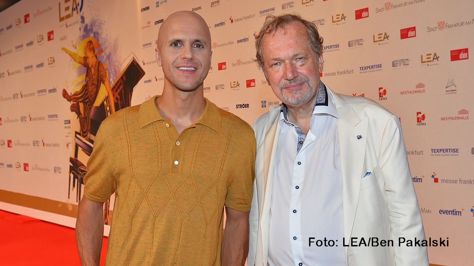Der belgische Popstar Milow trat am 22. Juni zum Abschluss der LEA-Gala in Frankfurt auf. Prof. Jens Michow, BDKV-Präsident und Executive Producer der Award-Show, wurde vom Organisations-Team mit einem Ehren-LEA überrascht. (Foto: LEA/Ben Pakalski)