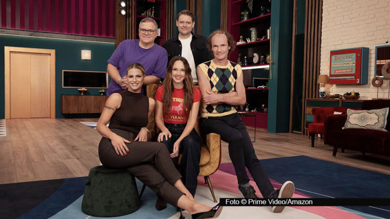 Ab 14. Mai gibt’s bei Prime Video die siebte Staffel von „LOL: Last One Laughing”. Die ersten fünf Namen der Teilnehmerinnen und Teilnehmer stehen jetzt fest. Es sind dies Michelle Hunziker, Carolin Kebekus, Olaf Schubert, Elton und Max Giermann. Foto © Prime Video/Amazon