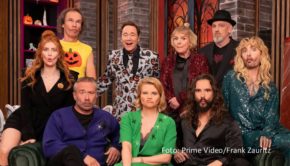 Im Oktober geht die erfolgreiche Comedyshow „LOL: Last One Laughing“ in eine neue Runde bei Amazon Prime Video. Gastgeber Bully Herbig begrüßt zum dreiteiligen Halloween-Special Annette Frier, Sasha, Mirja Boes, Torsten Sträter, Palina Rojinski, Olaf Schubert sowie Bill und Tom Kaulitz. (Foto: Prime Video/Frank Zauritz)