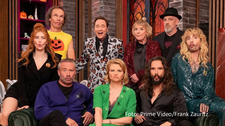 Im Oktober geht die erfolgreiche Comedyshow „LOL: Last One Laughing“ in eine neue Runde bei Amazon Prime Video. Gastgeber Bully Herbig begrüßt zum dreiteiligen Halloween-Special Annette Frier, Sasha, Mirja Boes, Torsten Sträter, Palina Rojinski, Olaf Schubert sowie Bill und Tom Kaulitz. (Foto: Prime Video/Frank Zauritz)