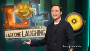 Die prominent besetzte Comedy-Show „LOL: Last One Laughing“ mit Spielleiter Michael Bully Herbig ist die bislang erfolgreichste deutsche Eigenproduktion von Prime Video. Für das Frühjahr 2025 hat der Amazon-Streamingdienst nun den Start der sechsten Staffel angekündigt. (Foto: Prime Video)