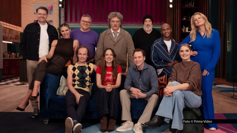 Die siebte Staffel der erfolgreichen Comedy-Show „LOL: Last One Laughing“ ist bei Prime Video gestartet. Zum Auftakt gab’s einen überraschenden Seitenwechsel: Michael „Bully“ Herbig tritt diesmal selbst als Kandidat an. Seinen Platz als Host übernimmt Kultfigur „Horst Schlämmer“. Foto © Prime Video