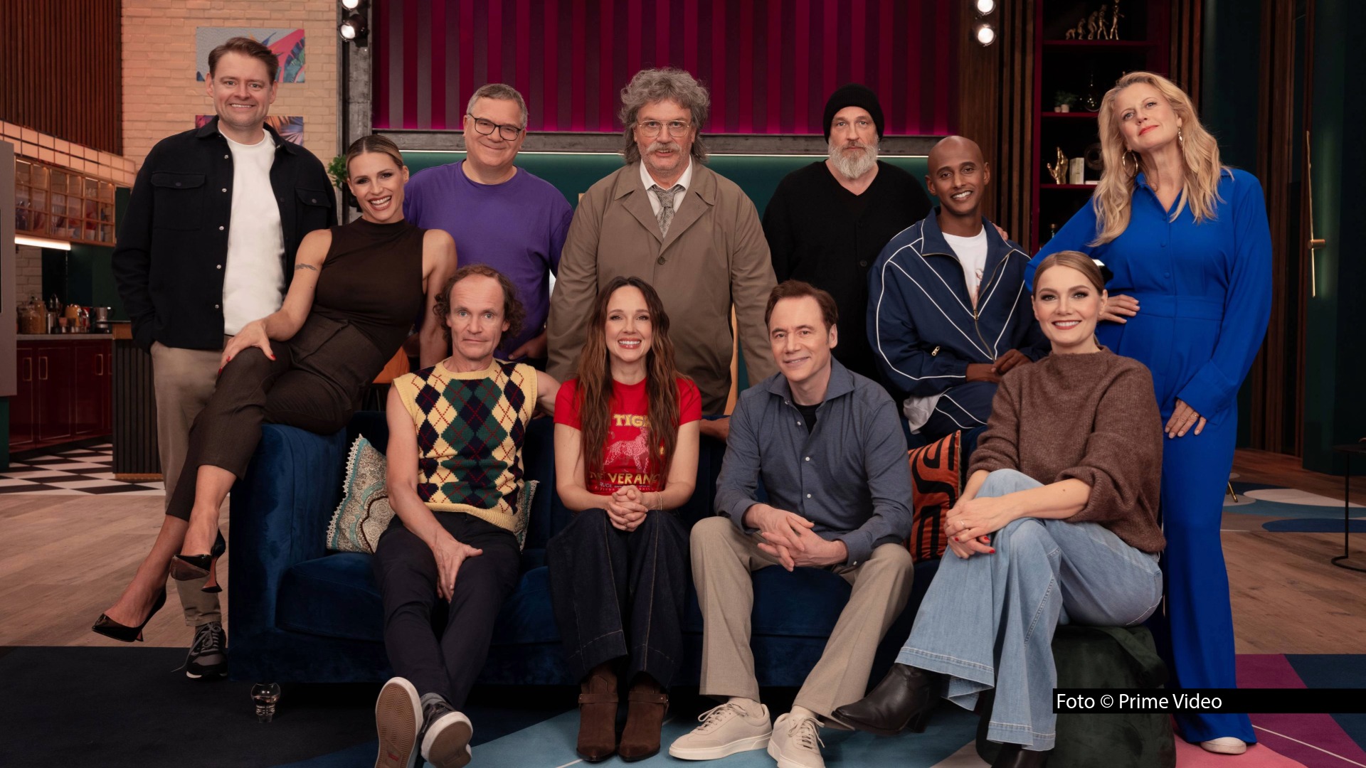 Die siebte Staffel der erfolgreichen Comedy-Show „LOL: Last One Laughing“ ist bei Prime Video gestartet. Zum Auftakt gab’s einen überraschenden Seitenwechsel: Michael „Bully“ Herbig tritt diesmal selbst als Kandidat an. Seinen Platz als Host übernimmt Kultfigur „Horst Schlämmer“. Foto © Prime Video