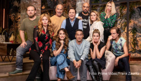 „Last One Laughing“ kommt zurück und zwar bereits im kommenden Frühjahr. In der Comedy-Reihe von Amazon Prime müssen sich namenhafte Unterhaltungsprofis gegenseitig zum Lachen bringen. Diesmal mit dabei sind u.a. Michelle Hunziker und Palina Rojinski. (Foto: Prime Video/Frank Zauritz)