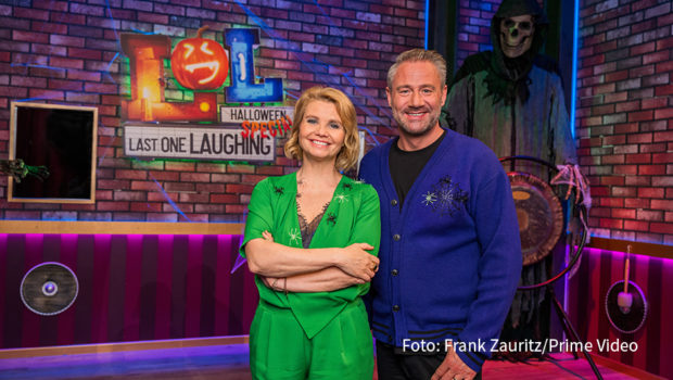 Popstar Sasha ist bei Heidi Klums Halloween-Party in New York dabei. Vorher versucht er, Schauspielerin Annette Frier im Halloween-Special von „LOL: Last One Laughing“ zum Lachen zu bringen. Am 21. Oktober geht der dreiteilige Nicht-Lachen-Wettbewerb bei Prime Video los. (Foto: Frank Zauritz/Prime Video)