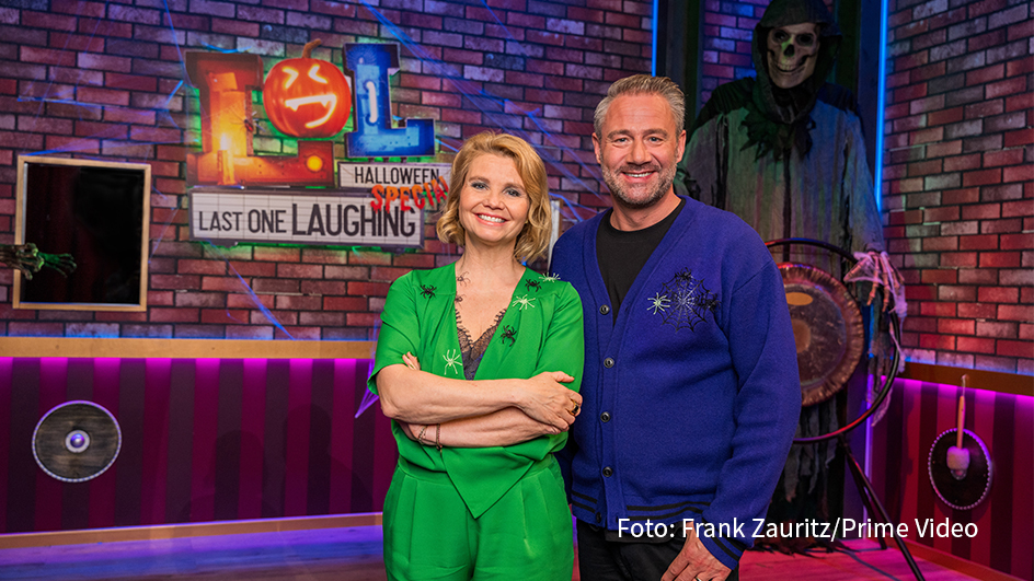 Popstar Sasha ist bei Heidi Klums Halloween-Party in New York dabei. Vorher versucht er, Schauspielerin Annette Frier im Halloween-Special von „LOL: Last One Laughing“ zum Lachen zu bringen. Am 21. Oktober geht der dreiteilige Nicht-Lachen-Wettbewerb bei Prime Video los. (Foto: Frank Zauritz/Prime Video)