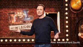 Die vielgelobte Amazon-Comedyshow „LOL: Last One Laughing“ mit Spielleiter Michael „Bully“ Herbig geht demnächst bereits in ihre dritte Runde. Staffel 1 ist nun in den Kreis der nominierten Programme für den diesjährigen Grimme-Preis aufgenommen worden. (Foto: Amazon/Frank Zauritz)