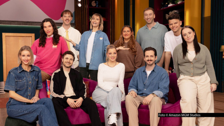 Mit Comedy-Star Hazel Brugger als Spielleiterin bringt Prime Video am 10. September den „LOL“-Ableger „LOL Next“ an den Start. Dem Nicht-Lach-Wettbewerb stellen sich darin Social-Media-Stars wie Freshtorge, Marti Fischer, Phil Laude, Laura Larsson, Selfiesandra und Paulomuc. (Foto © Amazon MGM Studios)