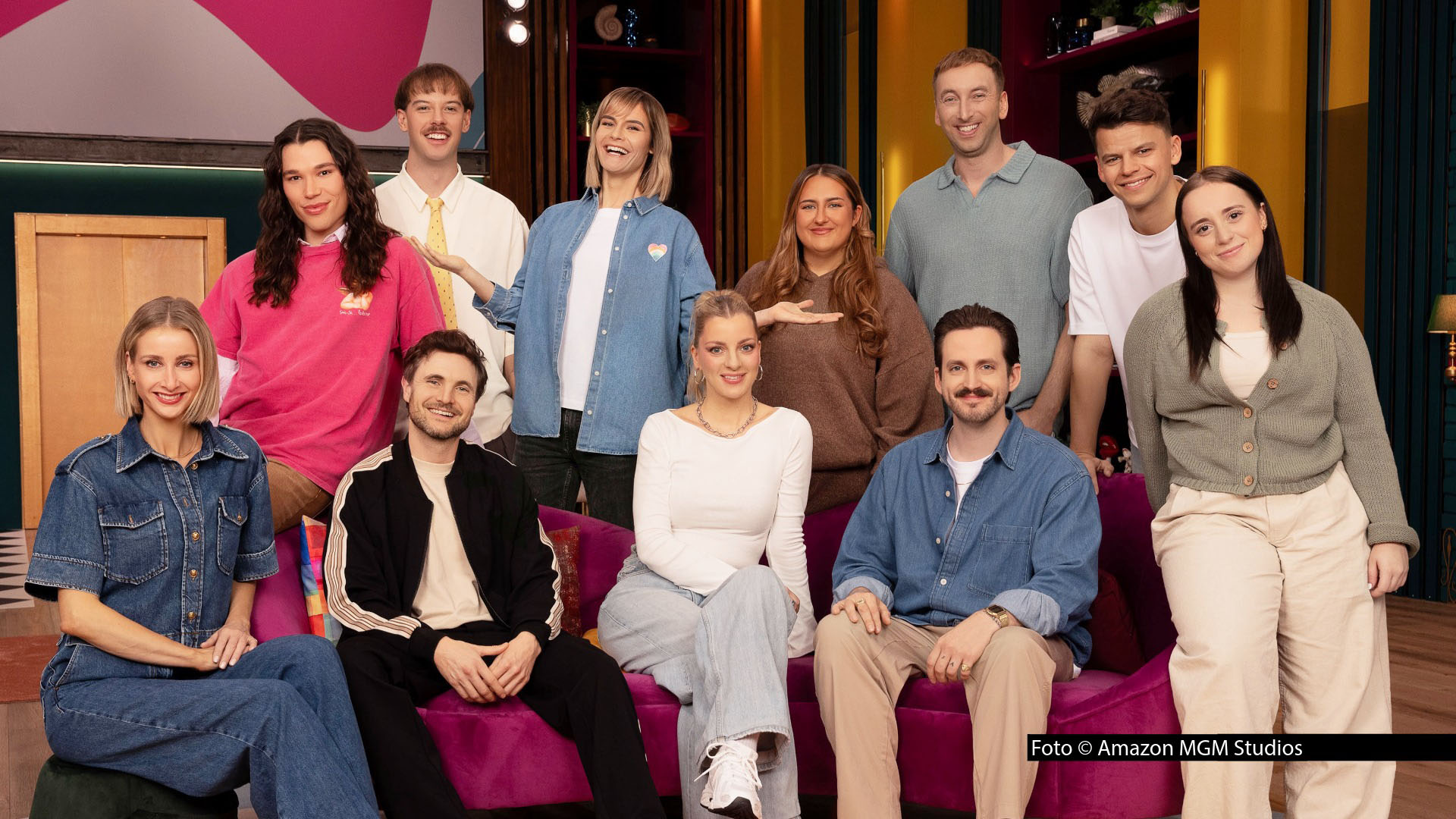 Mit Comedy-Star Hazel Brugger als Spielleiterin bringt Prime Video am 10. September den „LOL“-Ableger „LOL Next“ an den Start. Dem Nicht-Lach-Wettbewerb stellen sich darin Social-Media-Stars wie Freshtorge, Marti Fischer, Phil Laude, Laura Larsson, Selfiesandra und Paulomuc. (Foto © Amazon MGM Studios)