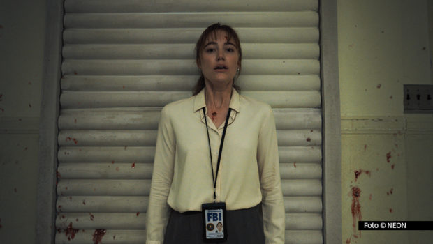 Der Thriller „Longlegs“ ist ab sofort exklusiv bei MagentaTV+ verfügbar. Maika Monroe spielt darin eine FBI-Agentin, die einen mysteriösen Serienmörder jagt und dabei verstörende Botschaften entschlüsselt. Die Rolle des unheimlichen Killers übernimmt Nicolas Cage. (Foto: NEON)