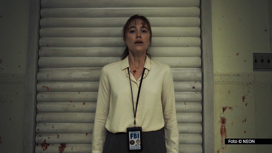 Der Thriller „Longlegs“ ist ab sofort exklusiv bei MagentaTV+ verfügbar. Maika Monroe spielt darin eine FBI-Agentin, die einen mysteriösen Serienmörder jagt und dabei verstörende Botschaften entschlüsselt. Die Rolle des unheimlichen Killers übernimmt Nicolas Cage. (Foto: NEON)