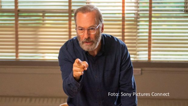 Serien-Star Bob Odenkirk ist ab dem 10. November exklusiv bei MagentaTV in einer neuen Rolle zu erleben. In der achtteiligen schwarzen Komödie „Lucky Hank“ spielt er einen Englisch-Professor, der mehr schlecht als recht seinen Alltag an einem Provinz-College in Pennsylvania meistert. (Foto: Sony Pictures Connect)