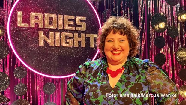 Neues Jahr, neuer Sendeplatz: Schauspielerin und Comedienne Meltem Kaptan führt am späten Abend des 29. Januar durch eine neue Ausgabe des Kabarett-Klassikers „Ladies Night“ im Ersten. Zu Gast sind u.a. Lioba Albus und Lizzy Aumeier. (Foto: smalltalk/Marcus Wanke)