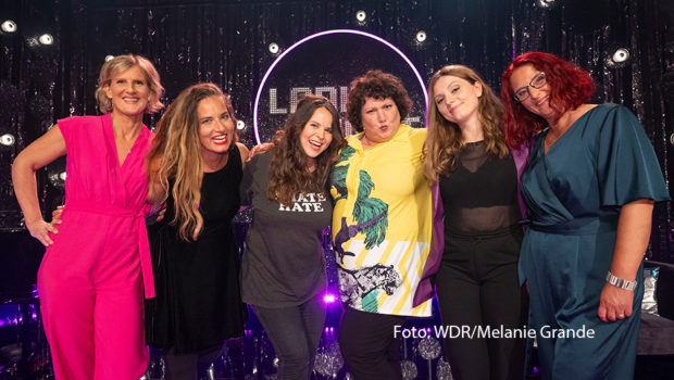 Meltem Kaptan bittet am 15. Juli zur „Ladies Night“ in der ARD. Ab 23:50 Uhr begrüßt die Schauspielerin und Comedienne im Kölner Gloria Theater ihre Kolleginnen Lara Ermer, Anny Hartmann, Antonia Stabinger sowie das Duo Suchtpotenzial. (Foto: WDR/Melanie Grande)