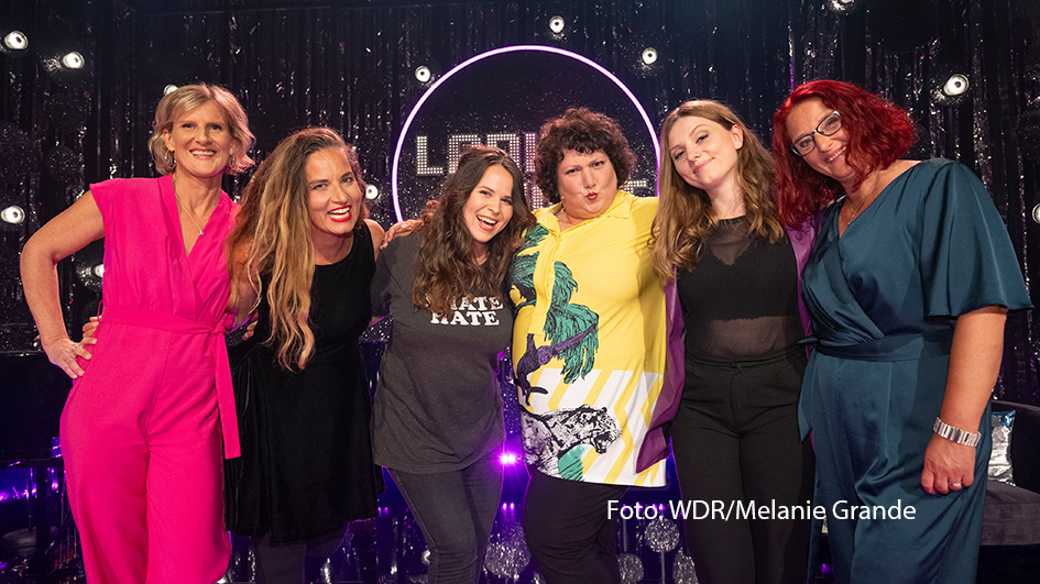 Meltem Kaptan bittet am 15. Juli zur „Ladies Night“ in der ARD. Ab 23:50 Uhr begrüßt die Schauspielerin und Comedienne im Kölner Gloria Theater ihre Kolleginnen Lara Ermer, Anny Hartmann, Antonia Stabinger sowie das Duo Suchtpotenzial. (Foto: WDR/Melanie Grande)