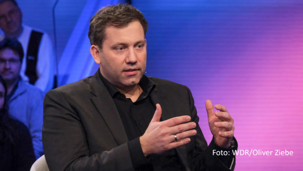 Am 18. April lädt Moderatorin Sandra Maischberger ab 22:50 Uhr wieder zu ihrer Talkshow im Ersten ein. Zu Gast ist u.a. SPD-Chef Lars Klingbeil, der über die Ampelpläne rund um den nun erfolgten und viel diskutierten Ausstieg aus der Atomenergie spricht. (Foto: WDR/Oliver Ziebe)