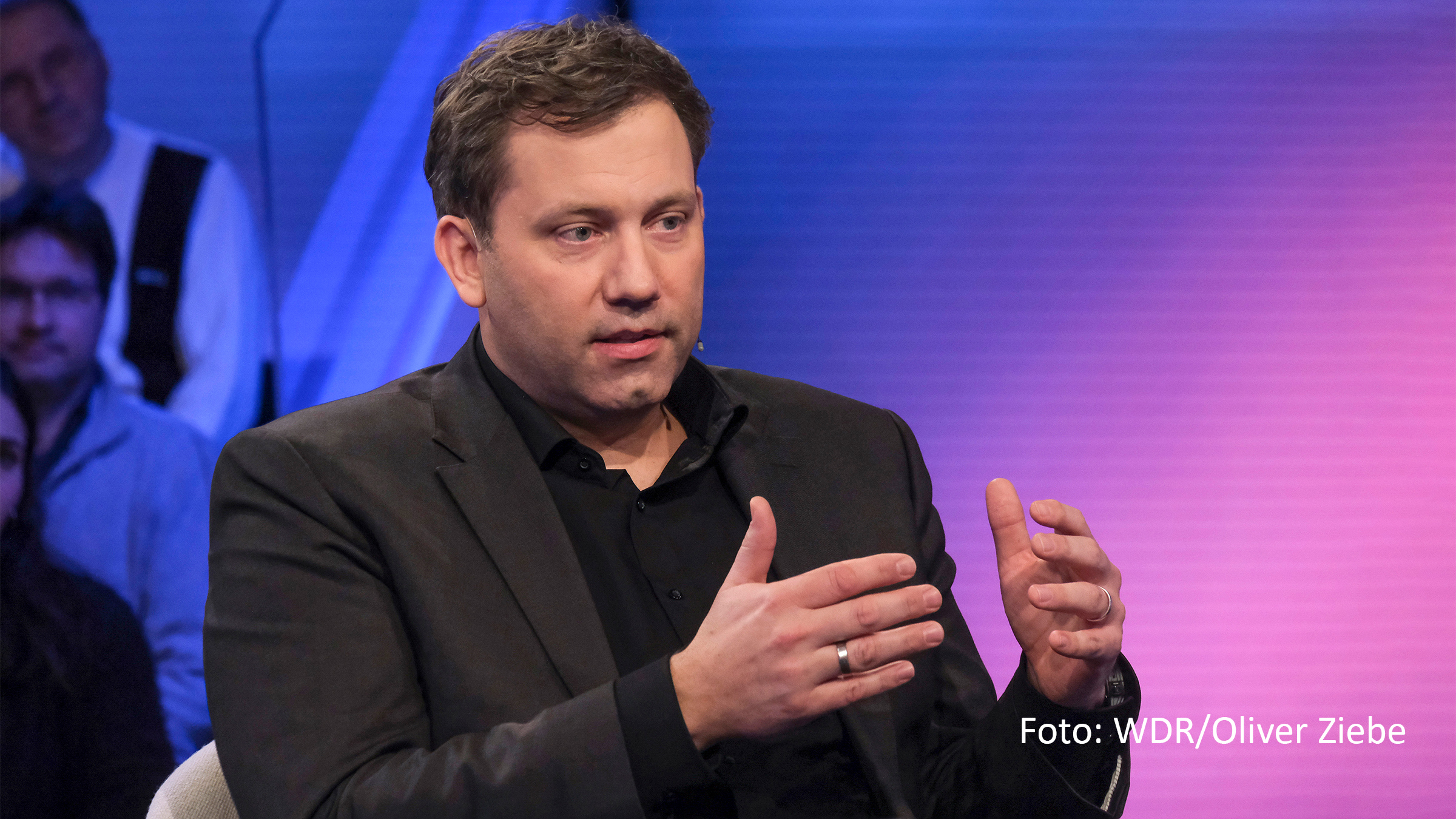 Am 18. April lädt Moderatorin Sandra Maischberger ab 22:50 Uhr wieder zu ihrer Talkshow im Ersten ein. Zu Gast ist u.a. SPD-Chef Lars Klingbeil, der über die Ampelpläne rund um den nun erfolgten und viel diskutierten Ausstieg aus der Atomenergie spricht. (Foto: WDR/Oliver Ziebe)