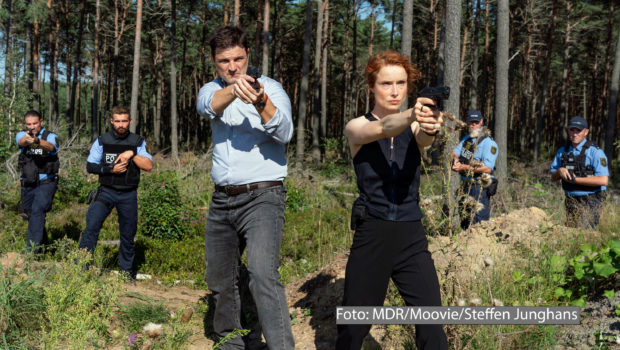 Das Erste zeigt am heutigen 28. September die ersten beiden Folgen der neuen Krimi-Dramaserie „Lauchhammer – Tod in der Lausitz“. In den Hauptrollen sind Mišel Matičević und Odine Johne als LKA-Ermittlerduo zu sehen. (Foto: MDR/Moovie/Steffen Junghans)