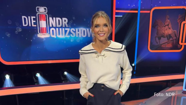 Ab dem 23. April ist Laura Karasek regelmäßig als Moderatorin der „NDR Quizshow“ zu sehen. Über diese neue Herausforderung spricht sie am Karfreitag in der „NDR Talk Show“. Weitere Gäste in der Gesprächsrunde sind u.a. Désirée Nosbusch, Anna Schudt und die Band Lord Of The Lost. (Foto: NDR)