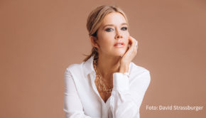 Das Publikum kennt und bewundert Laura Karasek als attraktive, erfolgsgewohnte Moderatorin, Podcasterin, Anwältin, Autorin und gern gesehenen Talkshow-Gast. Doch heute Abend offenbart sie auf Vox eine andere Seite: Karasek spricht über ihre schlimmsten Schicksalsschläge. (Foto: David Strassburger)