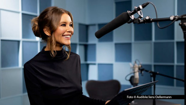 In Deutschland werden bis zu 95 Prozent aller Morde aufgeklärt. Oftmals sind es Kleinigkeiten, die Polizei und Staatsanwalt auf die richtige Spur führen. Wie das funktioniert, lässt sich jetzt nachhören: Am heutigen 30. Juni startet bei Audible „Ermittlungen im Detail – mit Laura Karasek“. Foto © Audible/Jens Oellermann