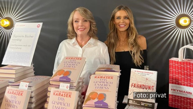 Am 4. Oktober feierten Laura und Armgard Karasek die Premiere ihres Buches „Das Gespräch unseres Lebens“ in Hamburg. Das gemeinschaftliche Werk ist auch Thema der neuesten Ausgabe des „Kölner Treff“ im WDR, in der das prominente Mutter-Tochter-Gespann am 6. Oktober Platz nimmt. (Foto: privat)