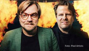 Ab dem 7. Juli wird das Heavy Metal-Festival in Wacken zum großen Thema bei RTL+. Zum rockigen Programmpaket gehört auch der Podcast „Laute Legenden. Wacken“, in dem sich Moderator Nilz Bokelberg von seinem Kollegen Torsten Groß auf einen Besuch bei dem Open Air vorbereiten lässt. (Foto: Pool Artists)