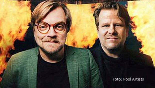 Ab dem 7. Juli wird das Heavy Metal-Festival in Wacken zum großen Thema bei RTL+. Zum rockigen Programmpaket gehört auch der Podcast „Laute Legenden. Wacken“, in dem sich Moderator Nilz Bokelberg von seinem Kollegen Torsten Groß auf einen Besuch bei dem Open Air vorbereiten lässt. (Foto: Pool Artists)