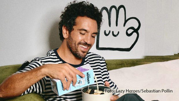 Schauspieler Elyas M’Barek betritt eine neue Bühne – als Unternehmer. Mit seiner Marke „Lazy Heroes“ bringt er eine Auswahl pflanzlicher Milchalternativen auf den Markt. Los geht’s mit zwei Haferdrink-Variationen. Mit denen machte er auch gleich den Milchbarttest. (Foto: Lazy Heroes/Sebastian Pollin)