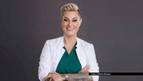 Im vergangenen Oktober ist die „Lebe jetzt!“-Tournee von Doc Caro erfolgreich an den Start gegangen. Nun absolviert die Notärztin und Bestsellerautorin 13 weitere Auftritte mit ihrem ersten Bühnenprogramm. Bis auf eine Ausnahme sind alle Termine bereits ausverkauft. Foto © Boris Breuer