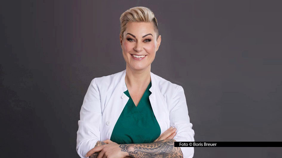 Im vergangenen Oktober ist die „Lebe jetzt!“-Tournee von Doc Caro erfolgreich an den Start gegangen. Nun absolviert die Notärztin und Bestsellerautorin 13 weitere Auftritte mit ihrem ersten Bühnenprogramm. Bis auf eine Ausnahme sind alle Termine bereits ausverkauft. Foto © Boris Breuer