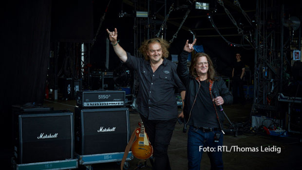 Die wahre Geschichte hinter dem weltgrößten Heavy-Metal-Festivals „Wacken Open Air“ kommt nun als fiktionale Serie auf die Fernsehbildschirme. Der Streaming-Start für „Legend of Wacken“ u.a. mit Charly Hübner und Aurel Manthei in den Hauptrollen, ist der kommende 7. Juli bei RTLplus. (Foto: RTL/Thomas Leidig)