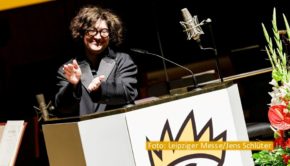Am heutigen 27. April öffnet die Leipziger Buchmesse erstmals seit 2019 wieder ihre Pforten. Am Vorabend fand der offizielle Eröffnungsakt statt. In diesem Rahmen wurde die Schriftstellerin Maria Stepanova mit dem Leipziger Buchpreis zur Europäischen Verständigung geehrt. (Foto: Leipziger Messe/Jens Schlüter)
