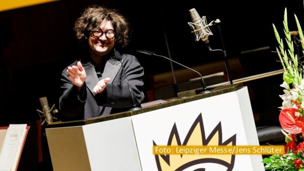 Am heutigen 27. April öffnet die Leipziger Buchmesse erstmals seit 2019 wieder ihre Pforten. Am Vorabend fand der offizielle Eröffnungsakt statt. In diesem Rahmen wurde die Schriftstellerin Maria Stepanova mit dem Leipziger Buchpreis zur Europäischen Verständigung geehrt. (Foto: Leipziger Messe/Jens Schlüter)