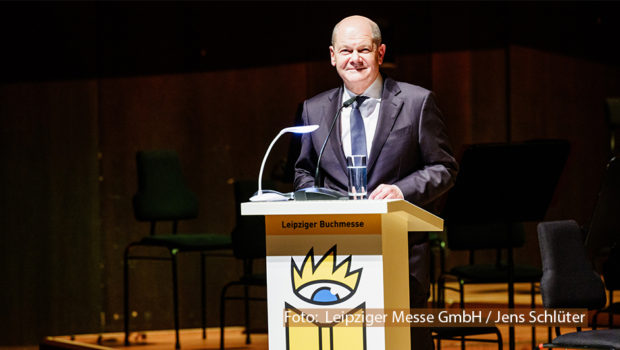 Am 20. März wurde die diesjährige Leipziger Buchmesse offiziell eröffnet. Vom 21. bis zum 24. März zieht das Literatur-Event zahlreiche Gäste in die sächsische Großstadt. Zu ihnen zählte am Eröffnungsabend u.a. Bundeskanzler Olaf Scholz. (Foto: Leipziger Messe GmbH/Jens Schlüter)