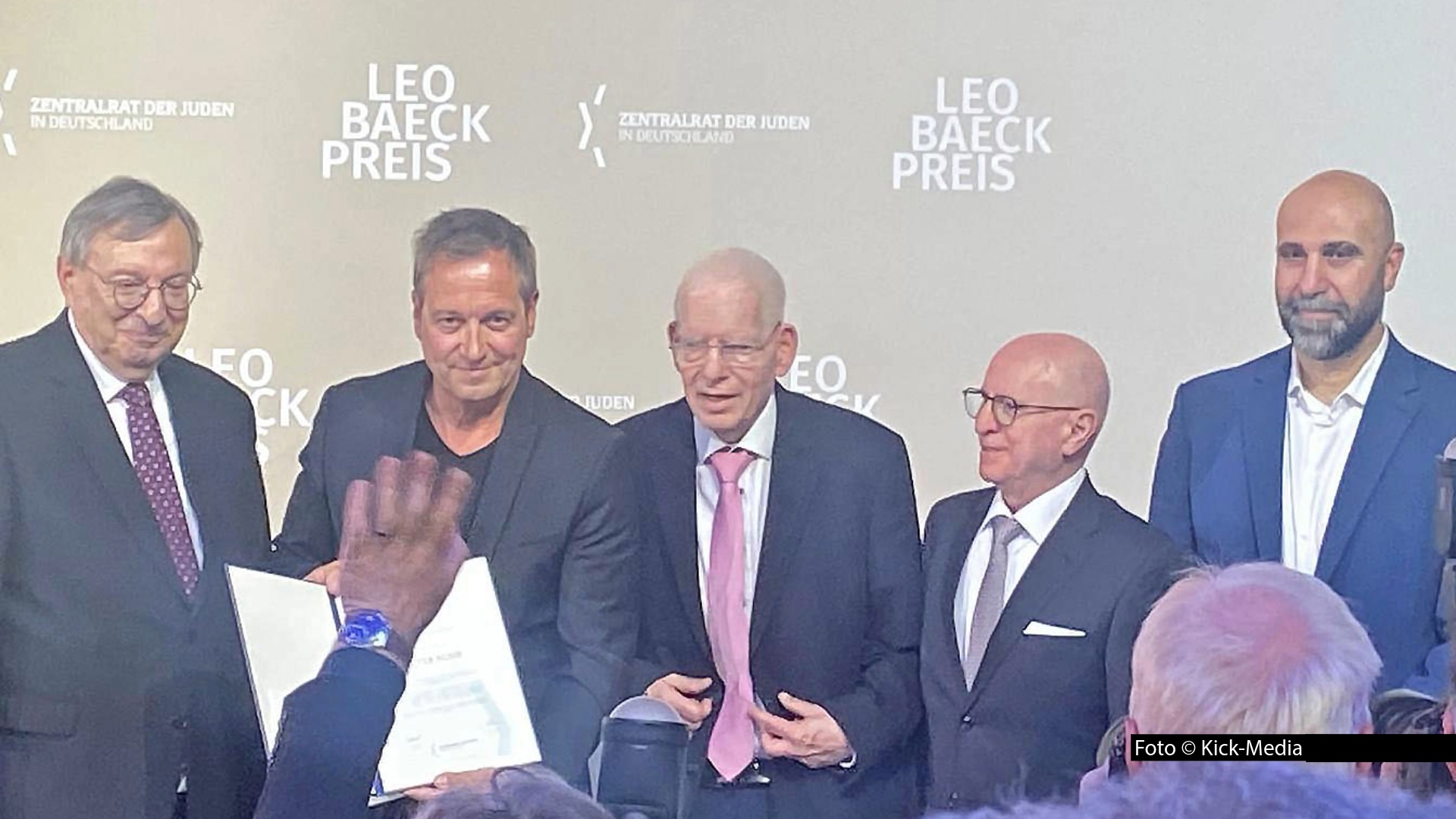 Kabarettist Dieter Nuhr wurde in Berlin vom Zentralrat der Juden in Deutschland mit dem Leo-Baeck-Preis 2026 geehrt. Erste Gratulanten waren Zentralratspräsident Josef Schuster, die Vizepräsidenten Abraham Lehrer und Mark Dainow sowie der Laudator Ahmad Mansour.