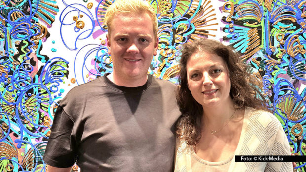 Am Wochenende startete in Timmendorfer Strand die neueste Ausstellung mit Bildern des Malers Leon Löwentraut. Galeristin Siri Erben von der Galerie art box berlin begrüßte den Künstler in dem Badeort an der Ostsee und zeigt seine Arbeiten unter dem Titel „Back to the Roots“ noch bis 4. Mai. (Foto: © Kick-Media)