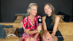 In der aktuellen Woche geht es bei barba radio musikalisch zu. In der neuesten Ausgabe von „Mit den Waffeln einer Frau“ begrüßt Moderatorin Barbara Schöneberger die Sängerin Leony in ihrem Podcast-Studio. Gemeinsam sprechen sie über Musik, frühe Anfänge und Deutschland sucht den Superstar. (Foto: barba radio)