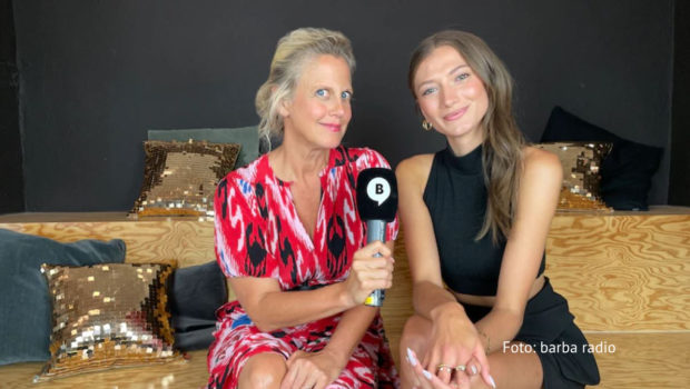 In der aktuellen Woche geht es bei barba radio musikalisch zu. In der neuesten Ausgabe von „Mit den Waffeln einer Frau“ begrüßt Moderatorin Barbara Schöneberger die Sängerin Leony in ihrem Podcast-Studio. Gemeinsam sprechen sie über Musik, frühe Anfänge und Deutschland sucht den Superstar. (Foto: barba radio)