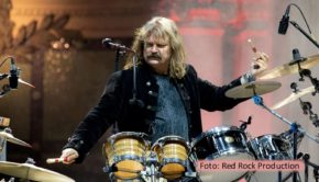 Leslie Mandoki und sein prominent besetztes Bandprojekt Soulmates sind mit dem Release ihres neuen Albums „A Memory Of Our Future“ gut aus den Startlöchern gekommen. Der Bandleader spricht darüber u.a. mit Gabor Steingart in dessen „The Pioneer Briefing“-Podcast. (Foto: Red Rock Production)