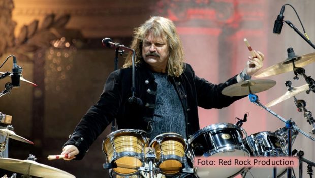 Leslie Mandoki und sein prominent besetztes Bandprojekt Soulmates sind mit dem Release ihres neuen Albums „A Memory Of Our Future“ gut aus den Startlöchern gekommen. Der Bandleader spricht darüber u.a. mit Gabor Steingart in dessen „The Pioneer Briefing“-Podcast. (Foto: Red Rock Production)