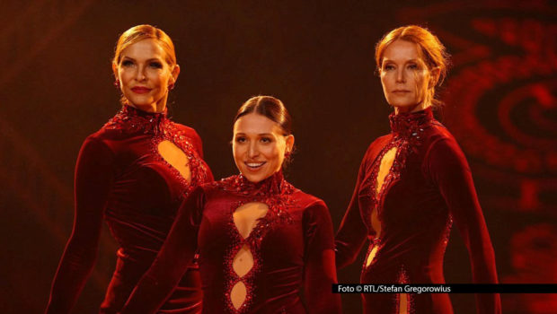 Am vergangenen Wochenende waren Sonya Kraus, Bianca Heinicke und Esther Schweins in der RTL-Show „Let’s Dance“ noch gemeinsam als Tanzgruppe zu sehen. Nun treten sie in der ersten Wettbewerbsrunde am 6. März mit ihren jeweiligen Profipartnern gegeneinander an. (Foto © RTL/Stefan Gregorowius)