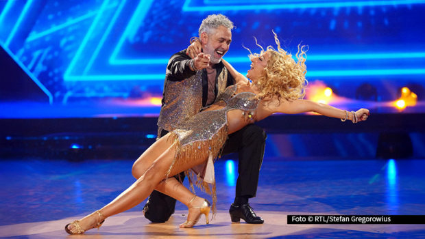 Roland Trettl und Kathrin Menzinger tanzen Cha Cha Cha. +++ Die Verwendung des sendungsbezogenen Materials ist nur mit dem Hinweis und Verlinkung auf RTL+ gestattet. +++