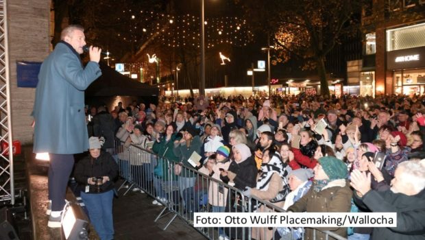 Die Hamburger Mönckebergstraße wurde am letzten November-Samstag zum Konzert-Schauplatz. Unter dem Motto „Lichter, Glanz & Gloria“ sorgte Sänger Sasha bei freiem Eintritt für beste Stimmung. Rund 4.300 Menschen kamen zu dem Event auf die Einkaufsmeile. (Foto: Otto Wulff Placemaking/Wallocha)