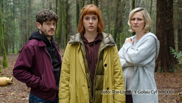 Ab dem 23. Juni ist in der Megathek von MagentaTV die neue Thrillerserie „The Light in the Hall“ mit Starbesetzung zu sehen. Die Hauptrollen spielen u.a. „BAFTA“-Gewinnerin Joanna Scanlan sowie Schauspieler und Musiker Iwan Rheon, der bereits in „Game of Thrones“ mitgewirkt hat. (Foto: The Light / Y Golau Cyf MMXXII)