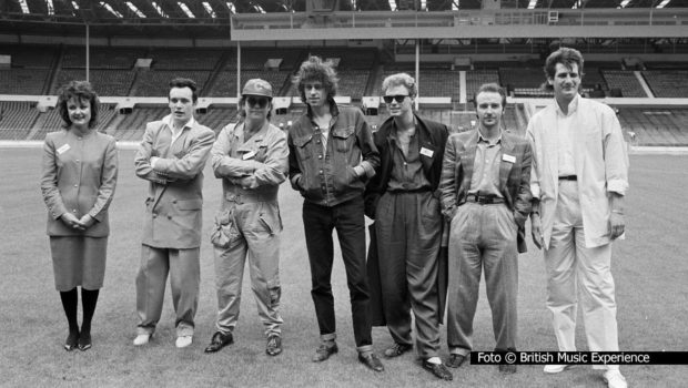 Mit namhaften Kollegen wie Elton John, Adam Ant und Tony Hadley präsentierten die Musiker Bob Geldof und Midge Ure vor 40 Jahren ihr Charity-Großkonzert „Live Aid“. Darin erinnert nun ab dem 5. Juni eine Ausstellung in Liverpool, für die Geldof auch sein persönliches Archiv geöffnet hat. (Foto: © British Music Experience)