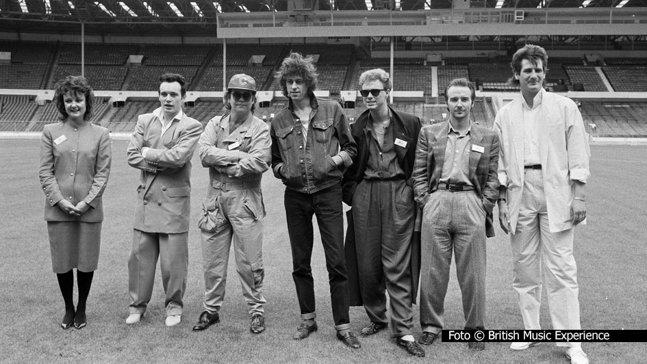 Mit namhaften Kollegen wie Elton John, Adam Ant und Tony Hadley präsentierten die Musiker Bob Geldof und Midge Ure vor 40 Jahren ihr Charity-Großkonzert „Live Aid“. Darin erinnert nun ab dem 5. Juni eine Ausstellung in Liverpool, für die Geldof auch sein persönliches Archiv geöffnet hat. (Foto: © British Music Experience)