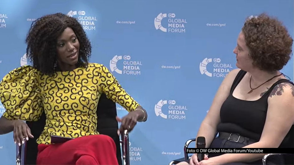 Beim DW Global Media Forum diskutiert die Journalistin und Moderatorin Liz Shoo am 23. Juni und 24. Juni in Bonn u.a. mit ihrer türkischen Kollegin Elif Akgül und Jodie Ginsberg, CEO des Komitees zum Schutz von Journalisten, über Journalismus und Gesellschaft im Wandel. (Foto © DW Global Media Forum/Youtube)