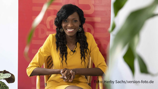 Die Journalistin und Moderatorin Liz Shoo ist für die Deutsche Welle tätig, gehört zum Moderationsteam von „WDR aktuell“ und arbeitet nun im Veranstaltungsbereich auch mit Pool Position Management zusammen. (Foto: Herby Sachs/version-foto.de)